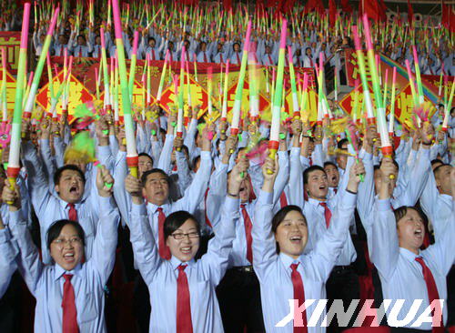 青岛港庆建港118周年 6000海港职工齐唱红歌