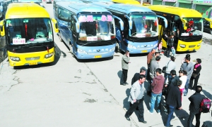 兰州43辆长途班车不满黑车抢客源集体停运(图
