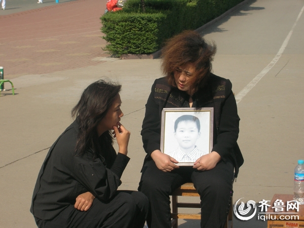 济南燕山中学男生校园内坠亡 学校安全亟待加