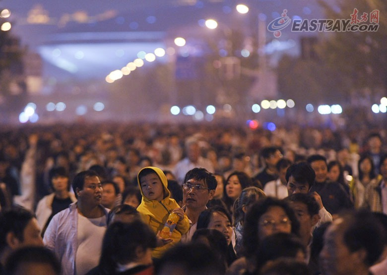 大客流考验城市运转 武警身体筑人墙避免踩踏