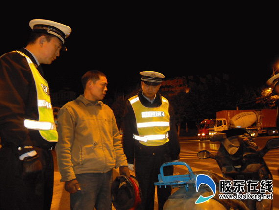 交警集中夜查酒驾 摩托车司机违法比例惊人(图)--平安烟台网--胶东在线