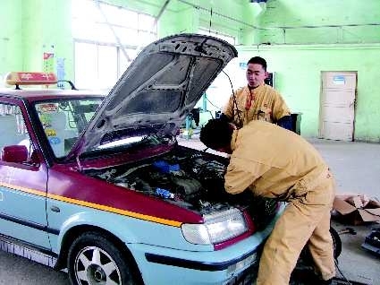 新奥设备改装厂内,牟平的一辆出租车在安装天然气汽车.海马m3图片