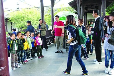 幼儿园老师指挥学生景区集体小便引质疑(图)+