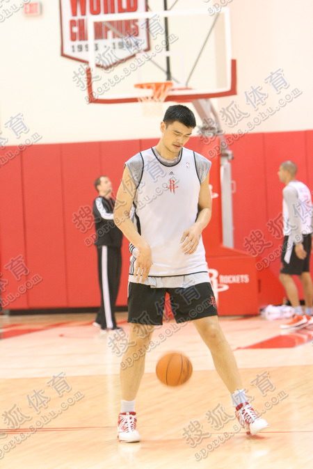 姚明训练玩胯下运球 巴蒂尔场边大秀脚法 体坛