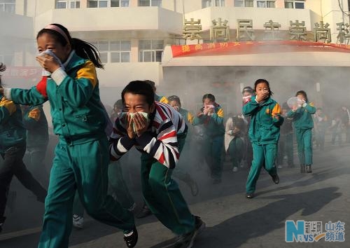 山东小学生参加消防疏散演习(组图) 山东新闻 