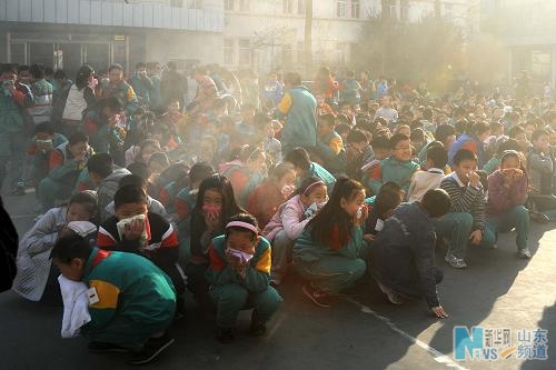 山东小学生参加消防疏散演习(组图) 山东新闻 
