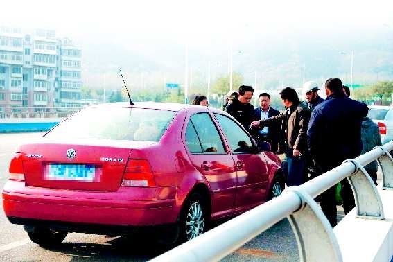 父亲当街打女儿+男子打抱不平被斥多管闲事