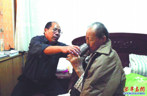 青岛男保姆十分紧缺 要想雇佣需提前一年预约