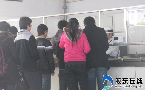 饭菜涨价每月多花百余元 驻烟大学生月消费千