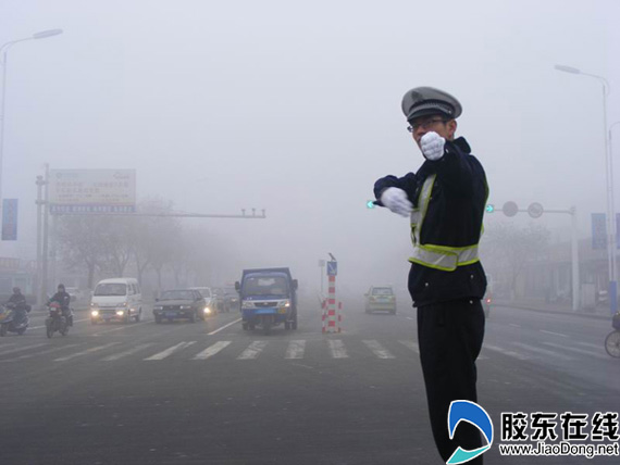 牟平交警全力做好大雾天气交通管理工作(组图