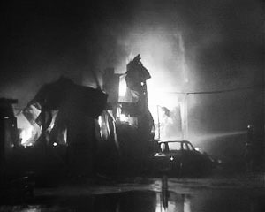 济南汽配城千平米仓库起火 近十支消防队灭火