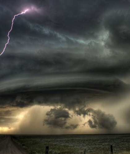 雷暴中心的一道闪电超级雷暴云出现在天空中,一个滩云从头顶经过