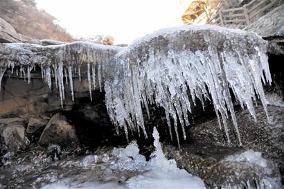 青岛气温跌破冰点 崂山九水十八潭一夜变冰山