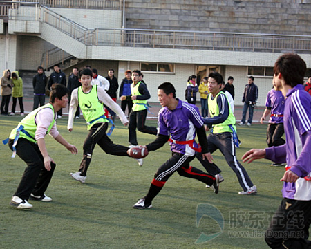 腰旗橄榄球首次登录高校 狂野运动也温柔(图)