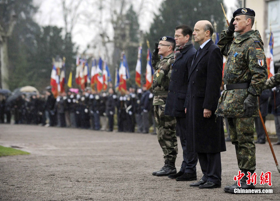 12月10日,在法国东部城市斯特拉斯堡,法国国防部长阿兰·朱佩(右二)