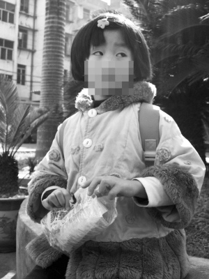 6岁女孩母亲出走父亲溺亡 奶奶将其遗弃派出所