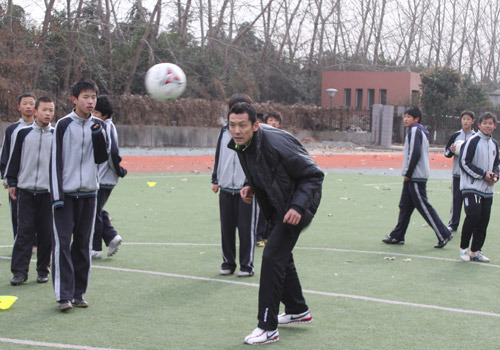 组图:杨晨走进校园足球 亲自上阵为队员指导
