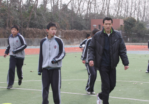组图:杨晨走进校园足球 亲自上阵为队员指导