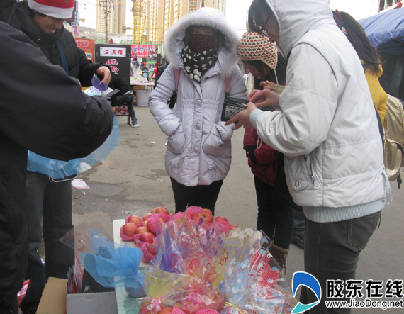 平安果街头热销 加纸盒包装一个卖10元(组图) 