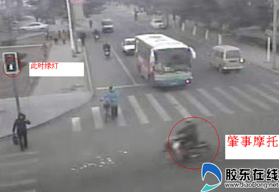 交通事故后均称对方闯红灯