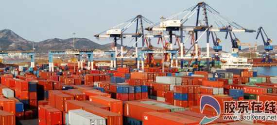 胶东在线网1月28日讯(记者 魏琪) 当今世界五种交通运输方式——公路、铁路、水路、航空、管道,烟台全部具备,这是许多城市不具备的优势。作为沿海开放城市,港口在全市整个交通体系中,起着至关重要的作用。在27日召开的“全市综合立体交通建设工作座谈会”上,烟台港集团董事长周波,介绍了烟台港集团的生产经营情况。周波介绍说,烟台港成为继乌克兰之后,世界第二大化肥出口港。 吞吐量快速增长 据介绍,烟台港去年完成吞吐量2.