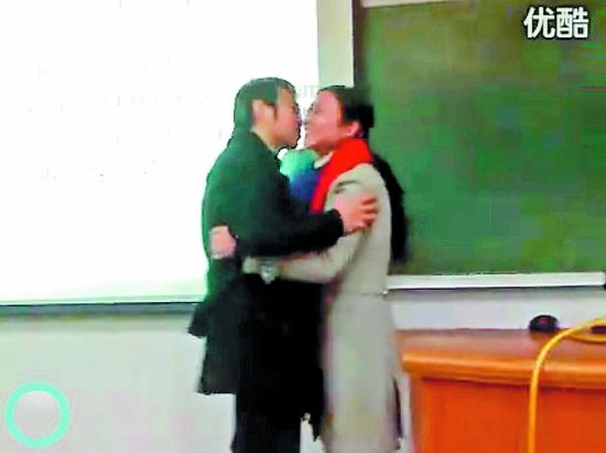 <em>美女老师课堂</em>被求婚(组图) 胶东在线 评论频道