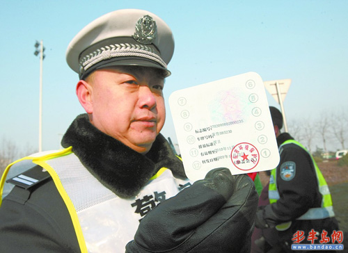 青岛两部门联手查 黄绿标 首日逮住107辆车 青