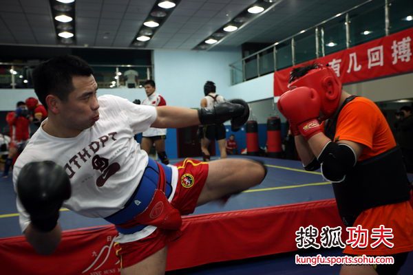 图文:中国散打队赛前集训 黄磊训练也发狠
