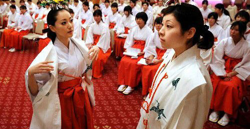 探秘能左右政治的日本貌美女巫(组图) 世界观察