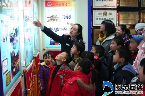 警营开放日 学生接受警察叔叔言传身教(图)