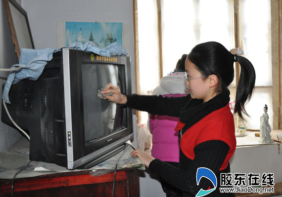 孩子们欢声笑语陪空巢老人过新年 胶东在线 爱