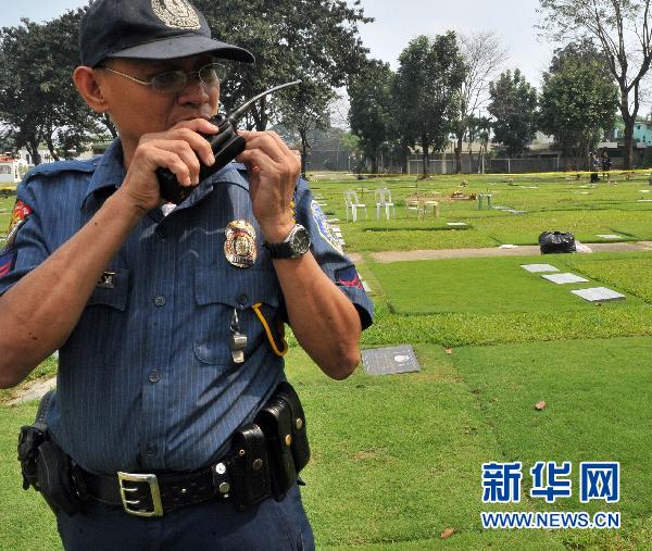 2月8日,警察在菲律宾大马尼拉地区东部马里基纳城的洛约拉纪念公园