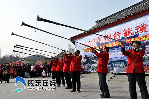 乡村管乐王亮相 蓬莱长杆号吹进烟台庙会
