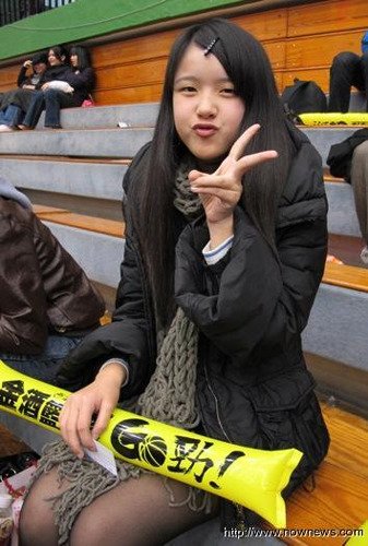 14岁萝莉美女惊艳观战黑丝短裙难掩稚气(组图)