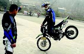 寻找一种另类快乐 享受越野摩托车驰骋的激情