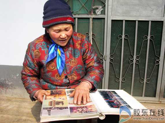 母亲徐广兰时常拿出照片翻看,回忆里有着质朴的信念和幸福