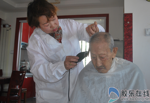 二月二龙抬头 幸福社区登门为老年人理发 社会