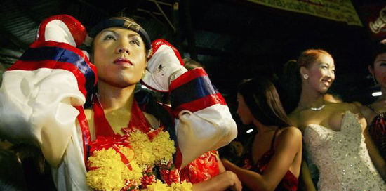 组图:泰国人妖拳击手赤膊上阵另类PK 体育新闻