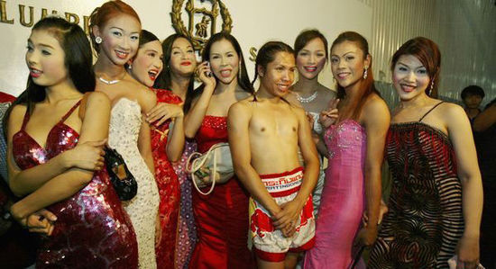 组图:<em>泰国</em>人妖拳击手赤膊上阵另类pk