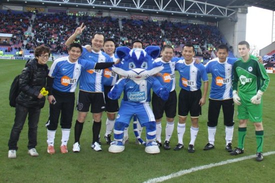 中国业余球员引爆英超赛场 为最佳球员颁奖 体