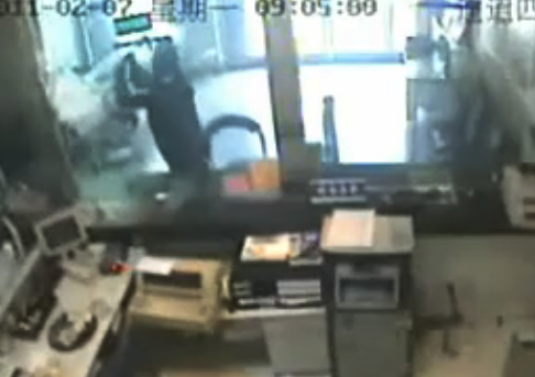 砸窗哥 网络走红 获封史上最淡定的劫匪(图) 社