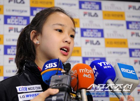 组图:艺体美女孙妍在现身机场 韩国萝莉受追捧