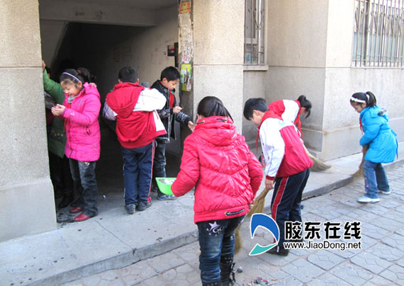 莱州中心小学开展学雷锋服务社区活动(图) 胶