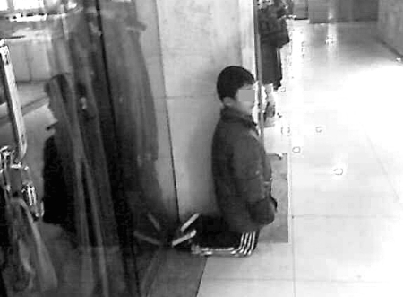 重庆"虎妈"更厉害 孩子不听话就当街罚跪(图)