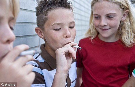 小镇上的许多孩子在上小学的时候就开始抽烟.