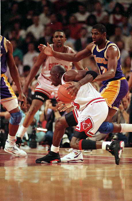 组图:乔丹第一次夺冠回顾 单挑魔术师骑迪瓦茨