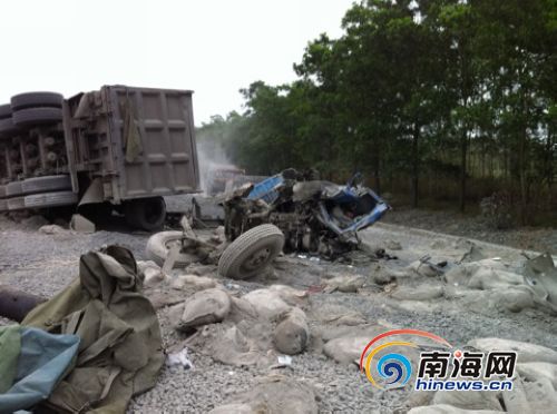 儋州往东方方向的路段发生一起重大车祸,五车连环相撞,造成7人死亡,5