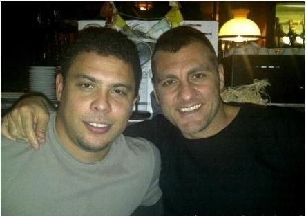 维埃里合影 国米锋霸组合令人怀念 体育新闻 烟