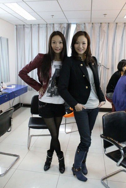 花游姐妹花性感亮相 穿黑丝秀美腿[组图] 体育新