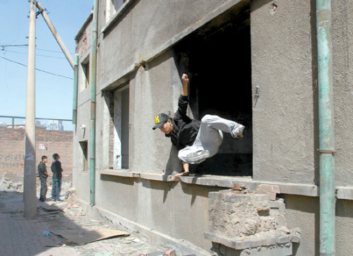 天津年轻人爱跑酷 练习侧空翻曾摔吐血(图) 社